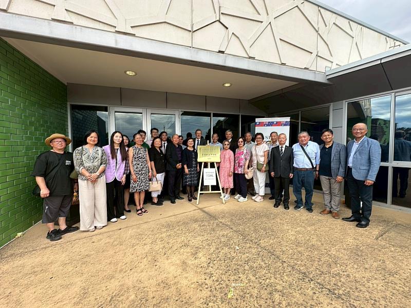 與會政、學、僑界貴賓合影。