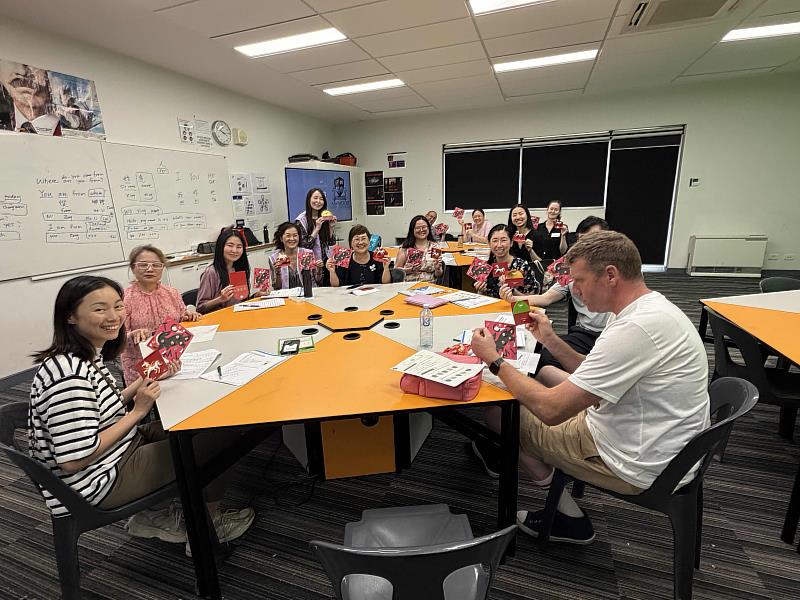 徐佳青觀摩華語文學習中心上課情形並致贈總統府福袋。