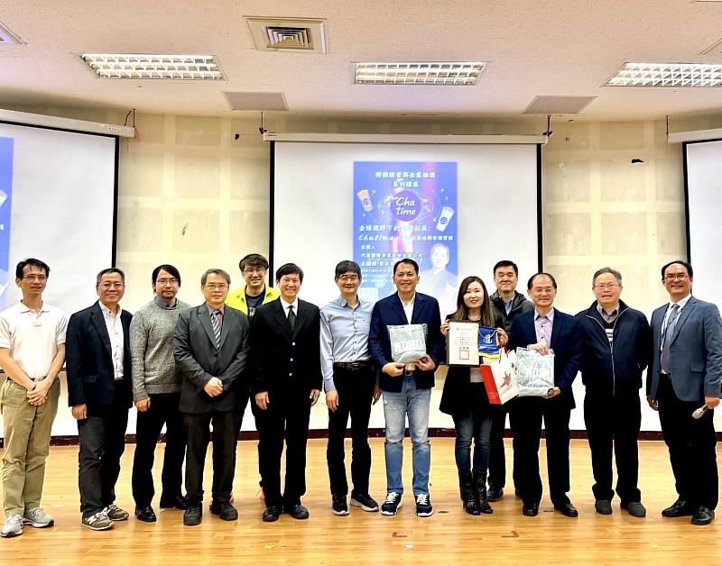 六角國際王耀輝董事長、王麗玉執行副總與管院師長合照。