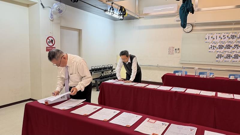 評選委員評分社會優秀青年資料。