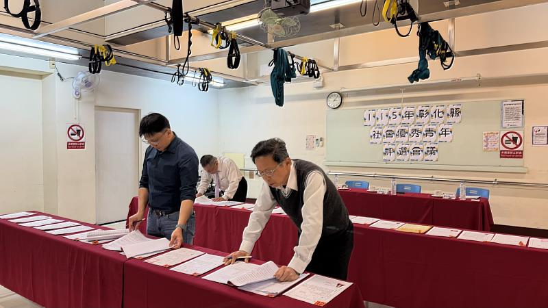 評選委員評分社會優秀青年資料。