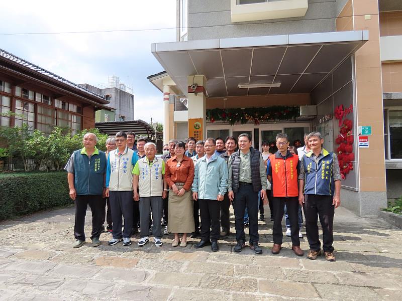 禮成分署長李定忠及新任關子嶺工作站主任張雯婷與工作站全體職員合影。