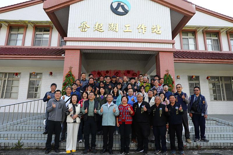 禮成分署長李定忠及新任奮起湖工作站主任李武林與工作站全體職員合影。