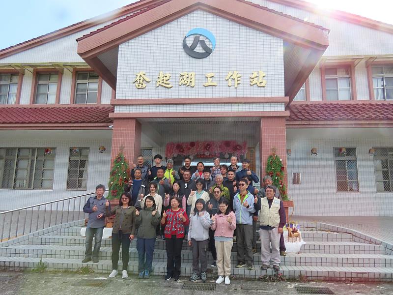 奮起湖工作站卸任主任陳美璇（前排中）與工作站全體職員合影。