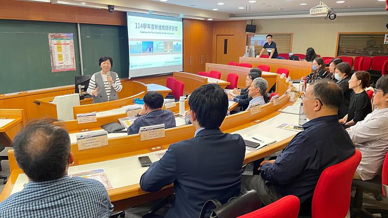 新進教師們專注聆聽，期盼能快速融入亞大校園運作。