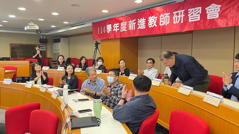 會中逐一唱名介紹新聘教師，現場同仁熱烈鼓掌歡迎。