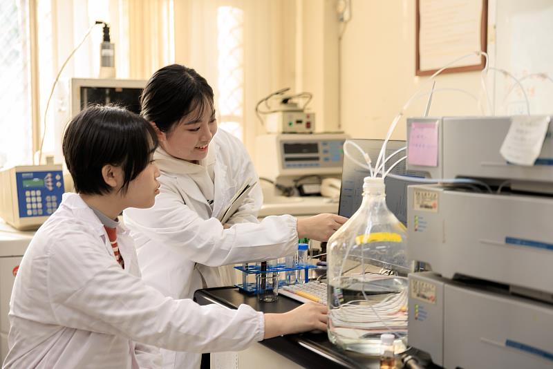 南大生物科技學系透過人工智慧逆合成系統（AIzynthFinder），模擬並預測新藥合成路徑，推動新藥研發研究，培養具產業應用能力的生技專業人才。