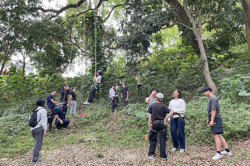 南大生態暨環境資源學系同學於林地進行生態調查與物種觀察，透過實地操作強化環境監測與保育實務能力。