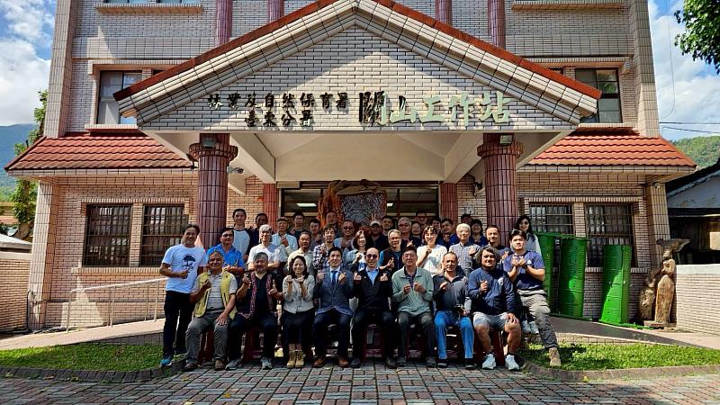 關山站主任交接儀式合照。