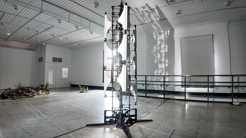 新竹市美術館《築跡永恆：新竹市役所的百年光影》特展，藝術家李宸安作品「未竟之柱」。