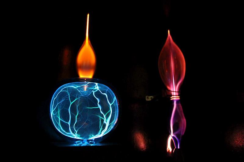 「2024新竹市玻璃藝術節」國際玻璃工藝交流展，【加】展區作品《KR和XE 氣體》、《伊斯坦堡火焰》／湯姆．加爾布雷斯。