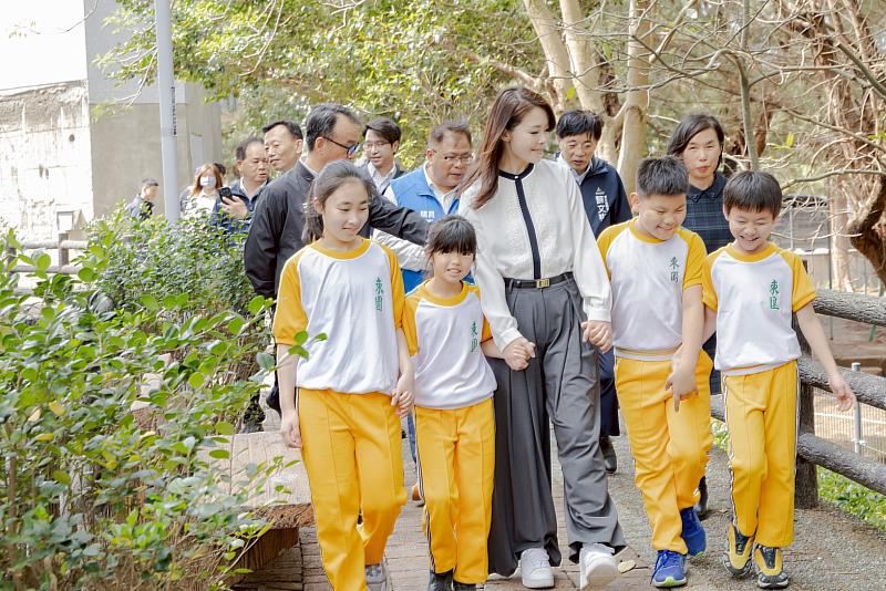 高虹安市長與東園國小學童實地走訪步道。