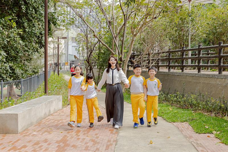 高虹安市長與東園國小學童實地走訪步道。