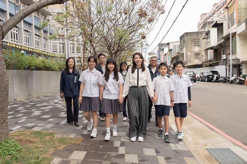竹市新科國中通學步道完工啟用，市長高虹安視察，與學生一同走在展新通學步道上。