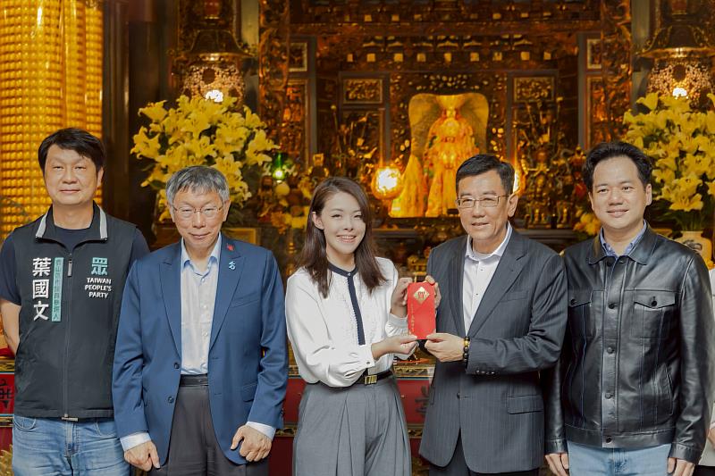 高虹安市長添香油錢予竹蓮寺。