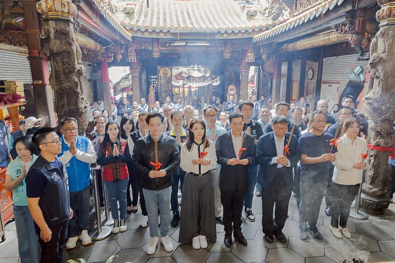 眾人誠心參香。