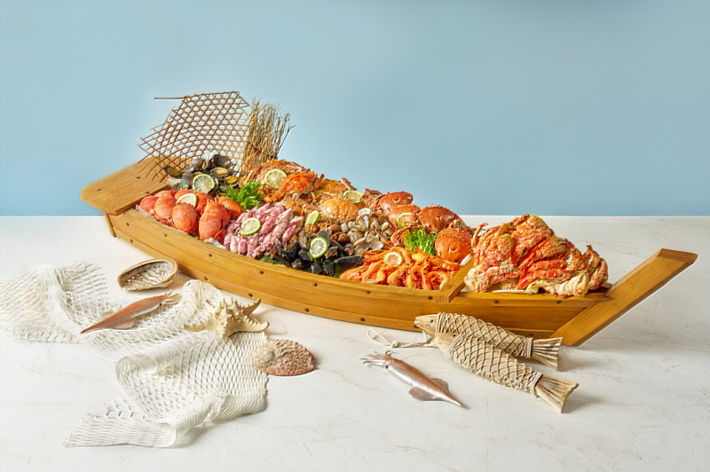 敘日全日餐廳響應女王節,以豐富多元的國際料理回應當代女性對於生活態度的重視。活動期間賓客穿著粉紅色元素服飾或配件並完成拍照打卡,不分平假日午餐、晚餐及下午茶皆享8折優惠。(圖/六福旅遊集團提供)