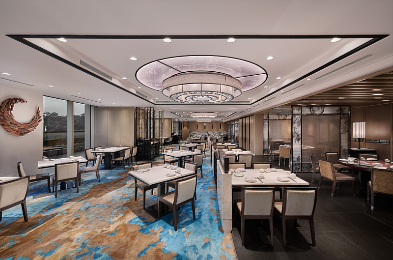 粵亮廣式料理以細膩粵菜工藝詮釋節日的質感層次,活動期間賓客穿著粉紅色元素服飾或配件並完成拍照打卡,並午餐或晚餐消費滿3,800元,即贈松露蒜香泰國蝦乙份。(圖/六福旅遊集團提供)