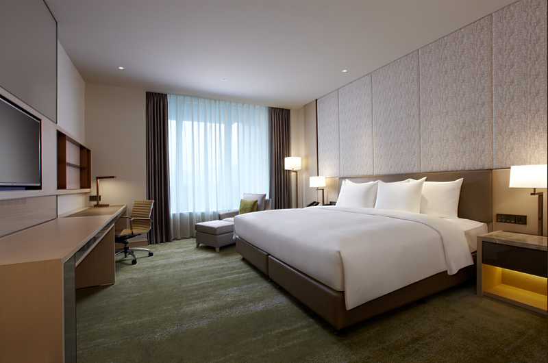 女王月活動期間於餐廳單筆消費滿10,000元即可參加「女王好禮抽獎」乙次,獎項涵蓋台北六福萬怡酒店價值近兩萬的卓越客房住宿券。(圖/六福旅遊集團提供)