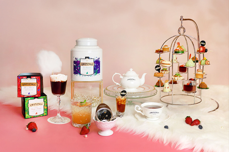 3月4日正式上市的「TWININGS X JC CAT 女王的莓果莊園雙人下午茶」是本次女王月的亮點,此次特別攜手英國皇室御用茶品牌唐寧茶TWININGS聯名合作,主廚團隊以伯爵茶、四紅果茶、仕女伯爵等茶款為靈感,將茶葉浸萃或研磨入菜。(圖/六福旅遊集團提供)