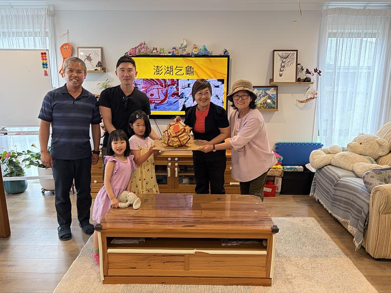 徐佳青委員長參訪文會軒，觀摩教學情形。