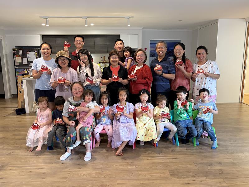 徐佳青委員長與文會軒師生及家長合影。