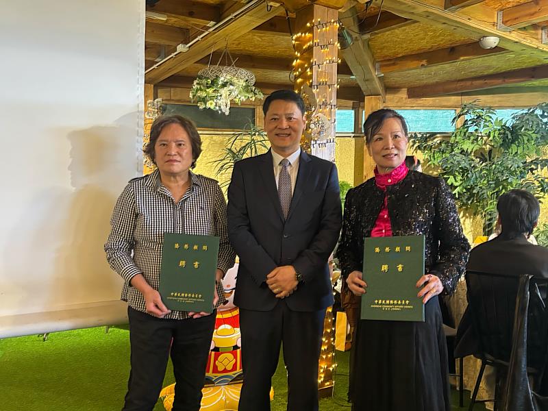 鄭大使頒發僑務顧問傅春梅及張美玲僑務榮譽職證書。