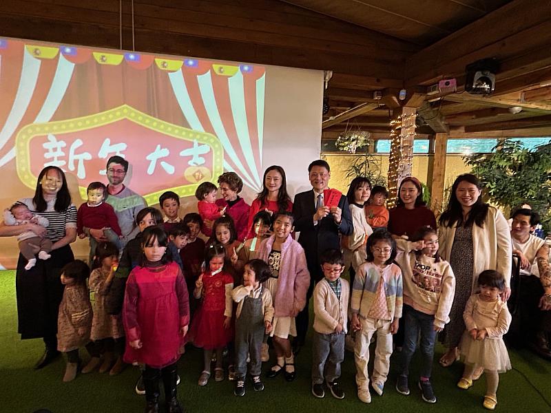 鄭大使發送孩童紅包並合影。