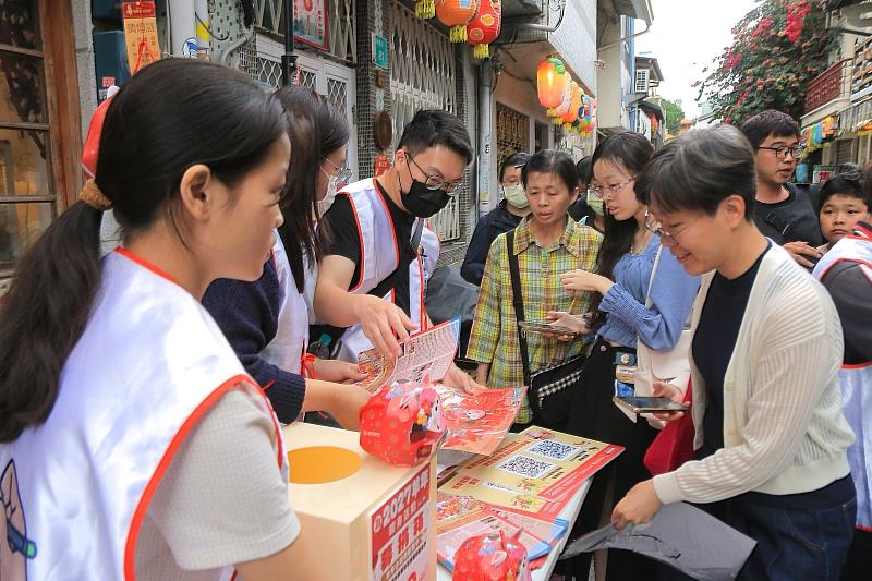 民眾開心領到心儀的「福加馬」小提燈，感受南臺科大USR團隊滿載的文創祝福。