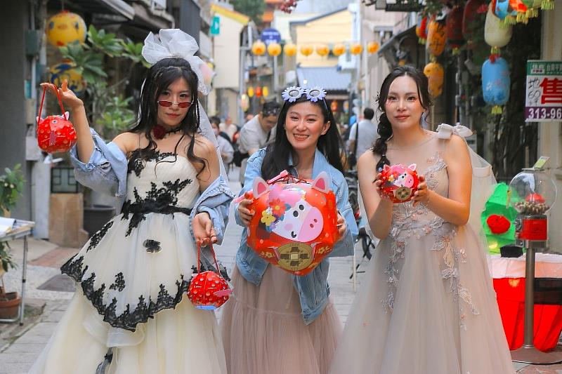 民眾身穿華麗服飾與「福加馬」提燈街拍，展現神農街燈展結合傳統美學與潮流文創的獨特魅力。