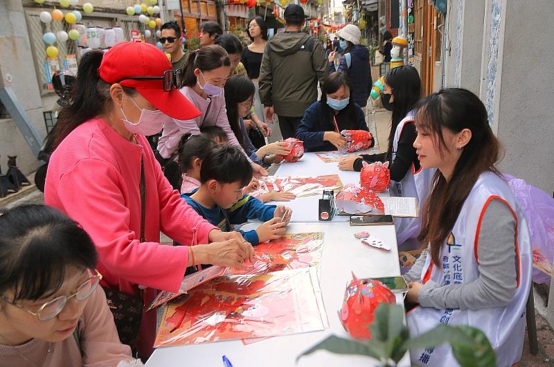 親子民眾於街區組裝「福加馬」球型提燈，將手作溫度與滿滿祝福提在手上，準備參與後續深度體驗活動。