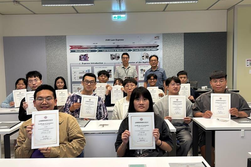 逢甲大學深耕半導體人才培育，除與台積電合作規劃學程，更積極鼓勵學生參與中科廠區新人訓練中心（NTC）課程，至今已有1,047位學生通過考核取得結訓證書。