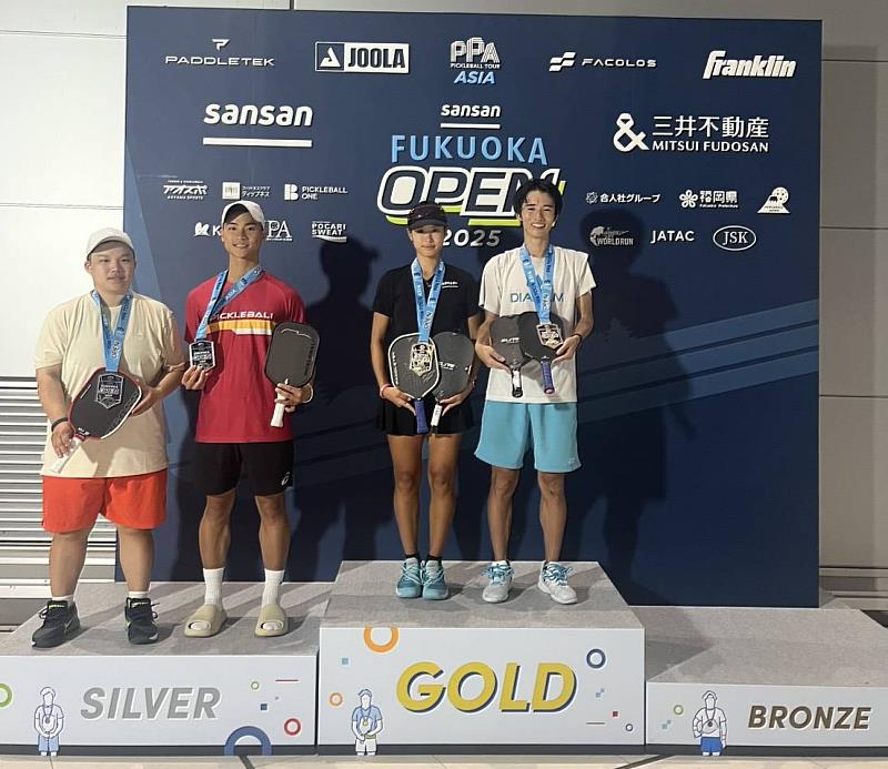 李亯和（左2）曾赴日本比賽，榮獲「2025日本福岡匹克球國際比賽」等級3.5+以上混雙亞軍。
