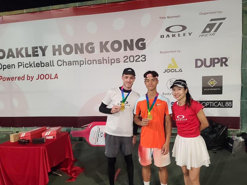 李亯和同學（中）在李文田老師指導下，參加「2023香港匹克球公開錦標賽」勇奪男子雙打中級+金牌。