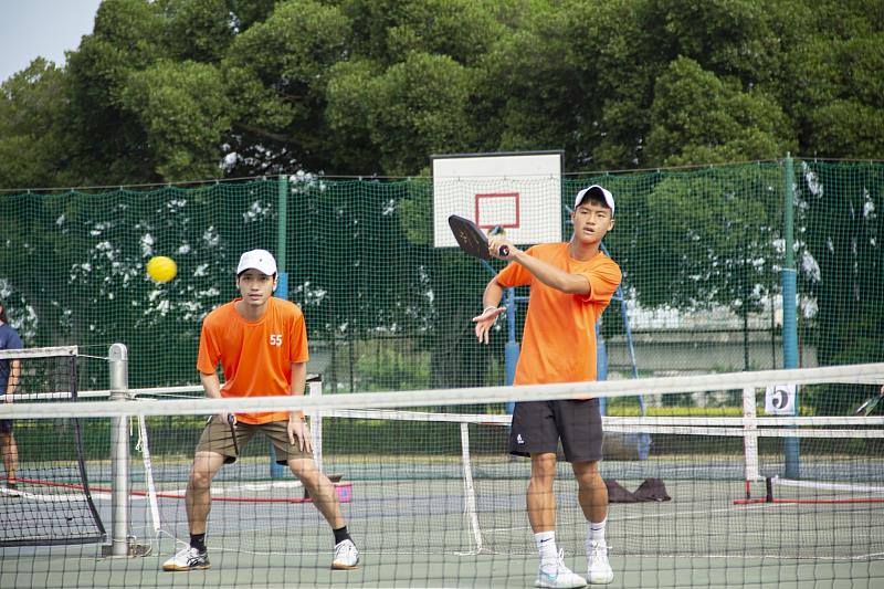 李亯和（右）過去擁有長達13年的網球選手資歷，當初憑藉優異的網球專長與競賽成績考入聖約翰科大。