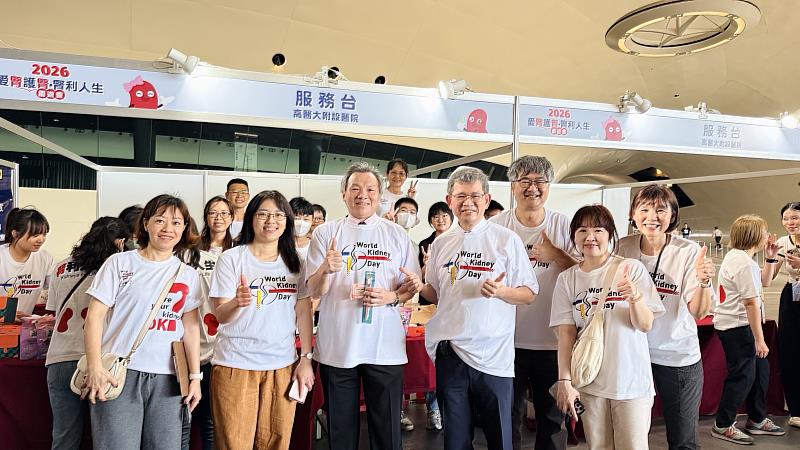 現場有各種衛教攤位，提供專業醫師與營養師諮詢，針對「三高與腎臟關係」、「早期警訊辨識」及「智慧用藥」為民眾提供面對面的說明。