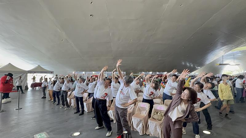 本次活動強調「全齡抗腎病」概念，從兒童、青少年到長者共同參與熱力帶動跳為活動揭開序幕。