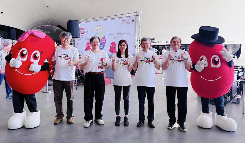 高醫整合高屏地區32家醫療院所組成「護腎聯軍」，於世界腎臟日共同舉辦健康嘉年華會，包括高醫戴嘉言副院長（右1）、 腎臟醫學會陳金順理事長（右2）、 高雄市政府衛生局蘇怡妃股長（右3）、 腎臟醫學會黃尚志名譽理事長（右4）與高醫腎臟科邱怡文主任（右5）皆到場共襄盛舉。