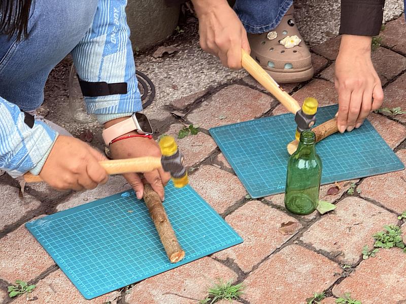 製作構樹提燈。