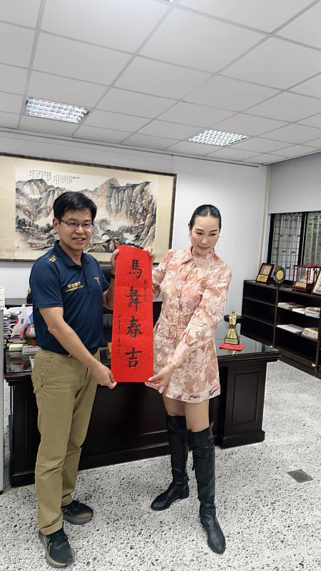 頭城家商汪冠宏校長(左)與林韋君教授祝賀新年並合影。