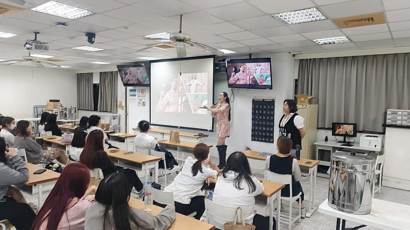 林韋君教授於頭城家商課堂分享國際舞台實務經驗。