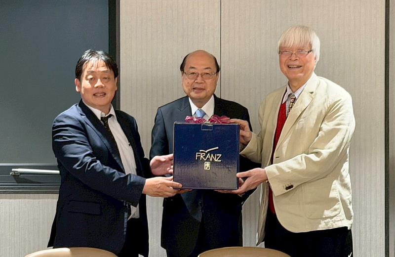 中國文化大學與日本創價大學簽署雙聯學位協議，由王子奇校長（左）與秋谷芳英理事長（中）代表簽約，陳泰然董事長（右）在場見證，象徵兩校合作邁入新里程。