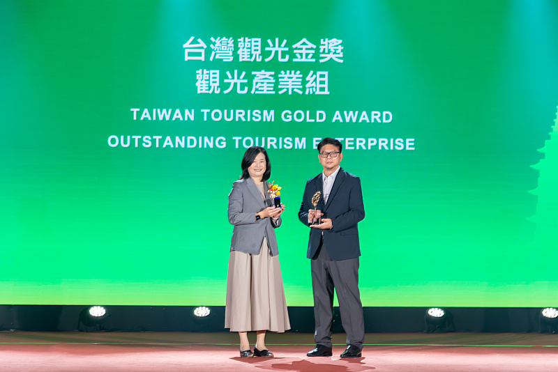 六福村主題遊樂園深耕動物保育、環境永續與在地連結,展現永續旅遊新價值,並積極推動節能減碳,拿下台灣觀光金獎「觀光遊樂業」,六福村總經理葉忠岳(右)自觀光署長陳玉秀(左)手中接獲獎盃。