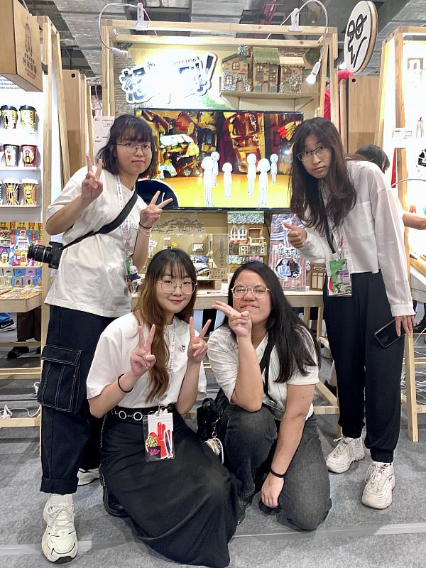 獲獎學生林軒慧（左至右）、 林小晏、蔡欣伶、張安哲。