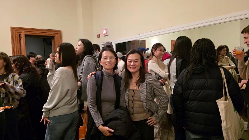 影展交流會曾惠青老師（左）與活動策劃人Miranda Ma（右）合影影展交流會曾惠青老師（左）與活動策劃人Miranda Ma（右）合影。