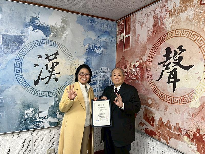 台灣尤努斯基金會董事長蔡慧玲（左）頒贈廣播專訪感謝狀予福邦創業投資管理顧問（股）公司董事長，同時擔任台灣併購與私募股權協會理事長的黃顯華（右）。