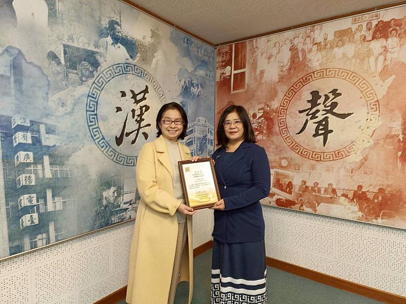 群景國際商務法律事務所所長蔡慧玲律師（左）頒贈廣播專訪感謝狀予志遠法律事務所所長吳宜臻律師（右）。