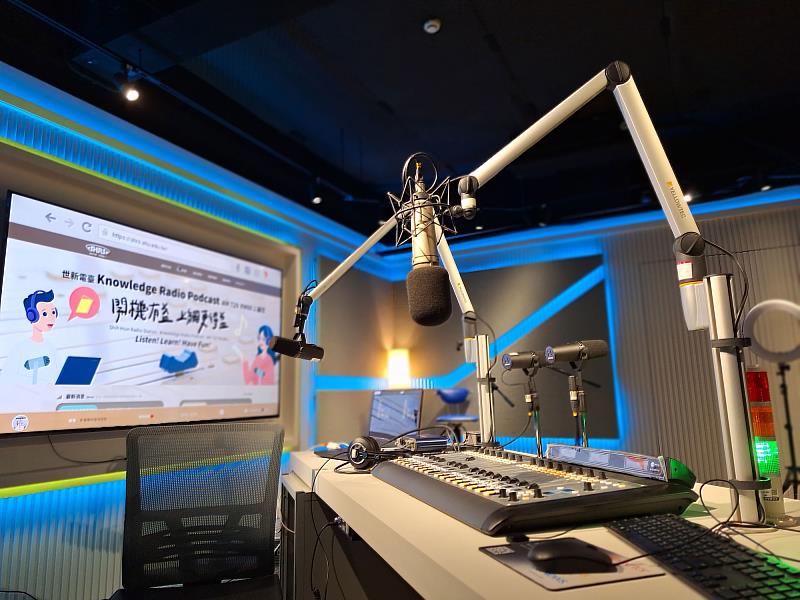 參與工作坊將能實際體驗世新廣播電臺專業錄音室。（世新大學提供）