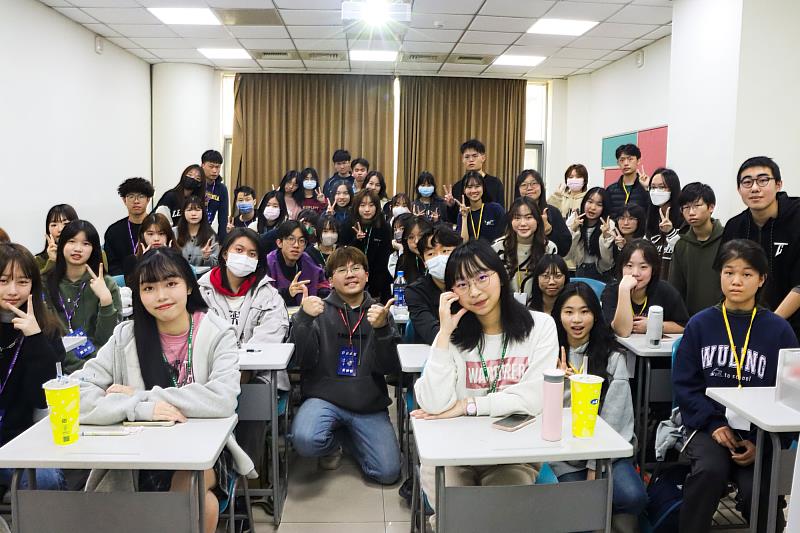 世新大學校友、金鐘主持人黃柏諺（中），將帶領學員認識AI協作的跨媒體製播模式。（世新大學提供）