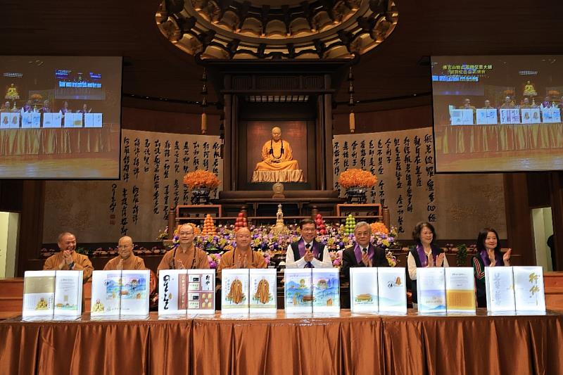 「傳燈六十．百年仰望郵票」 揭幕儀式合影。/中華郵政提供